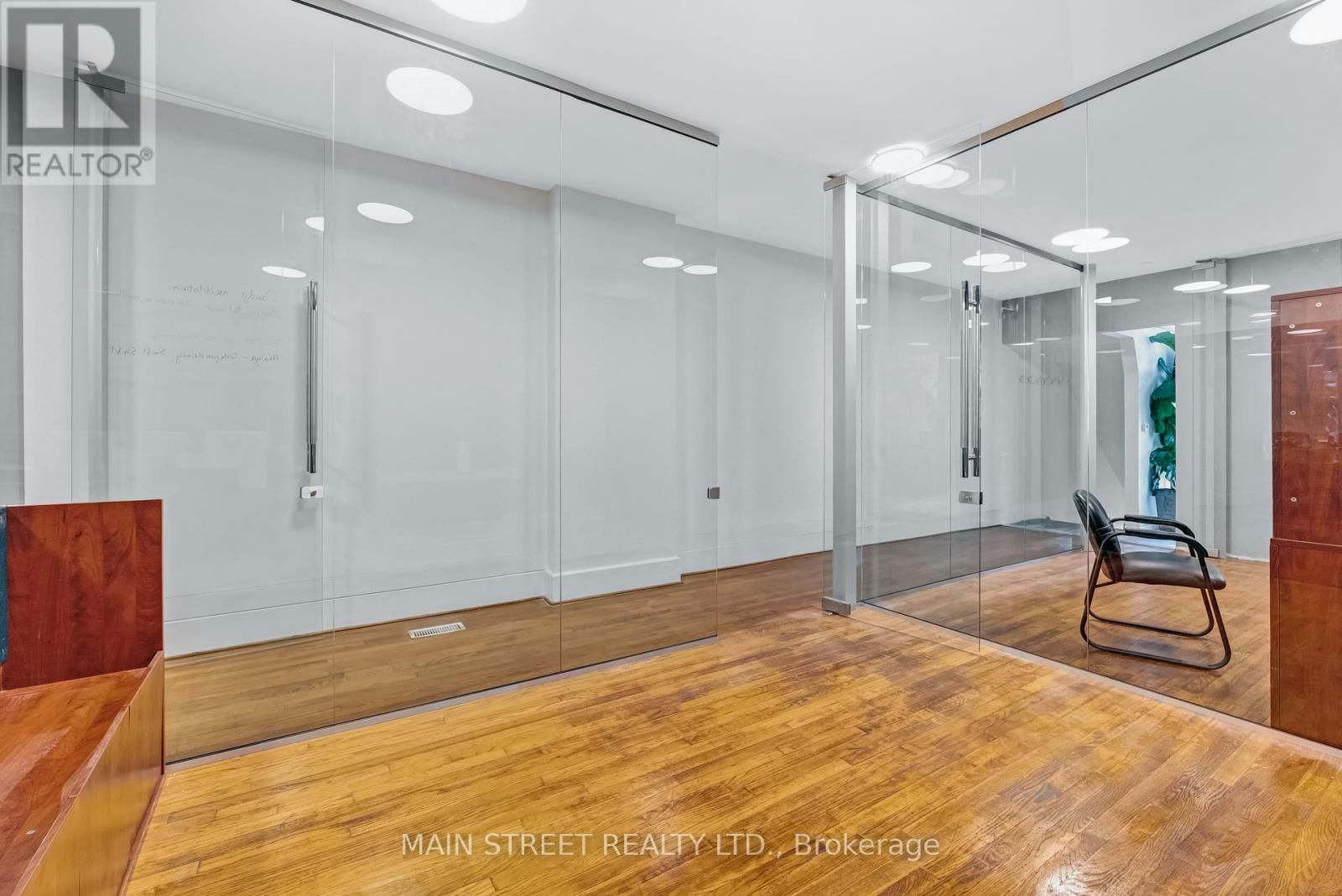 2495 QUEEN STREET EAST Image 16