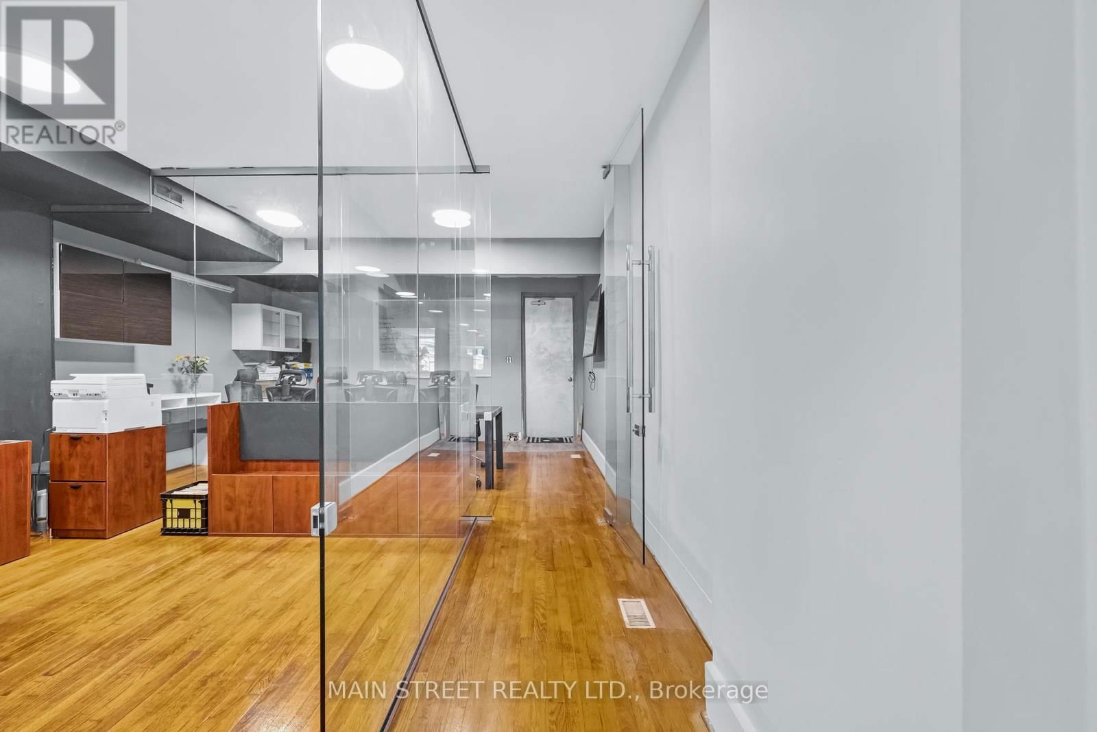 2495 QUEEN STREET EAST Image 17