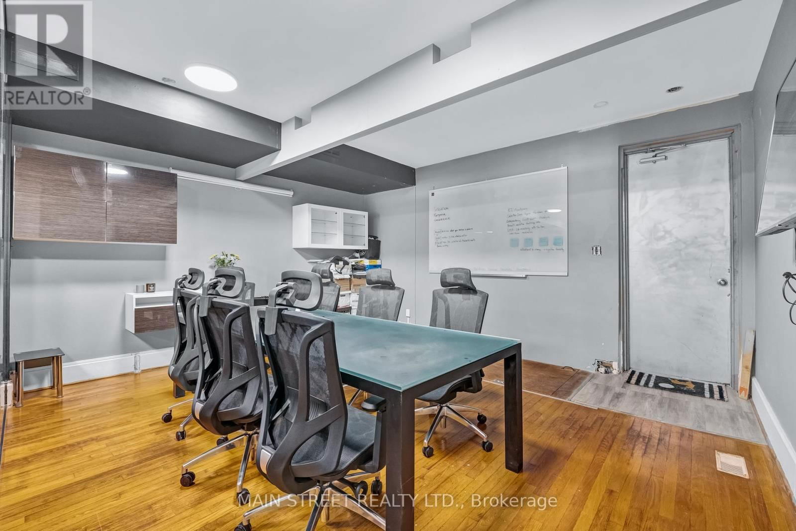 2495 QUEEN STREET EAST Image 18