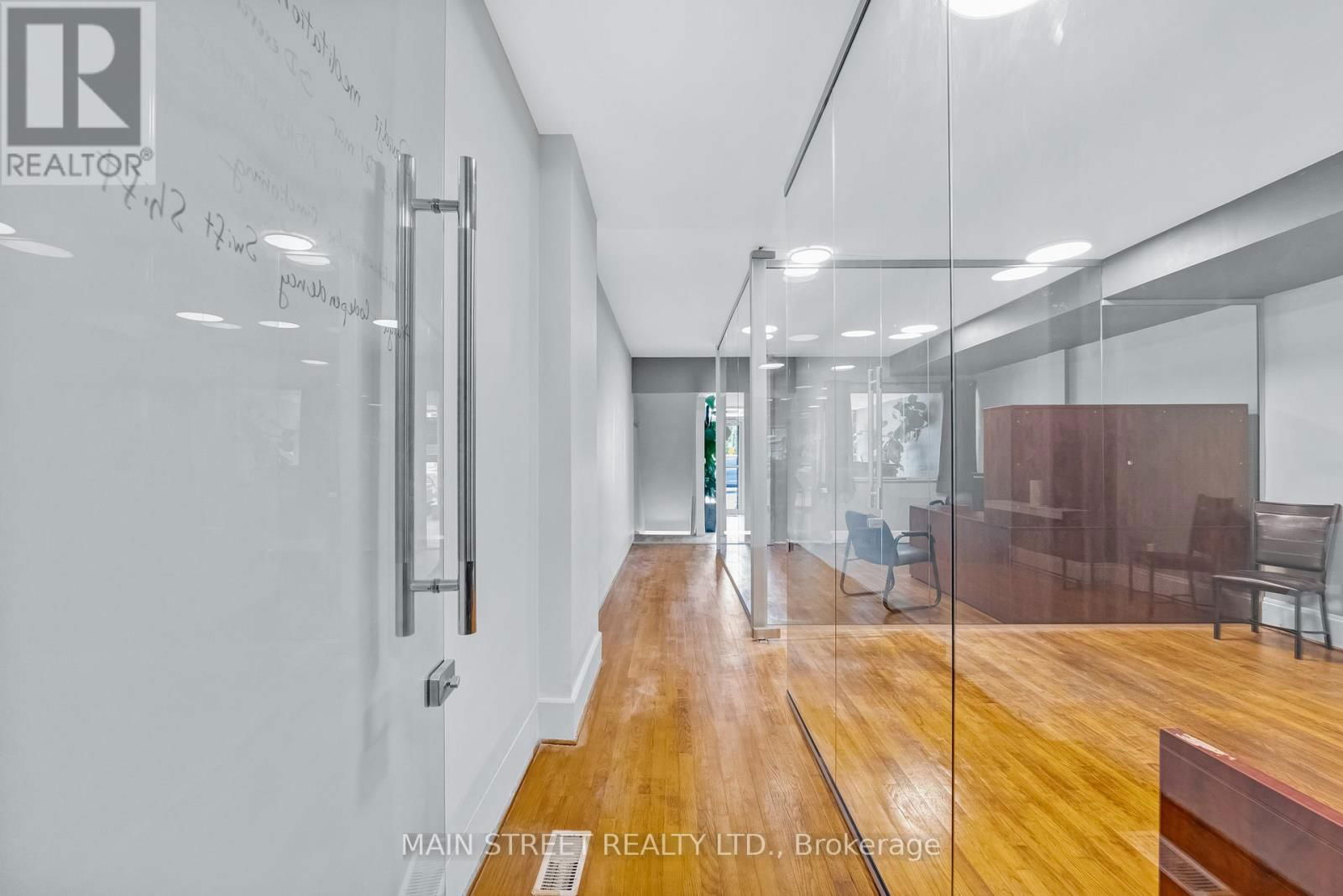 2495 QUEEN STREET EAST Image 21