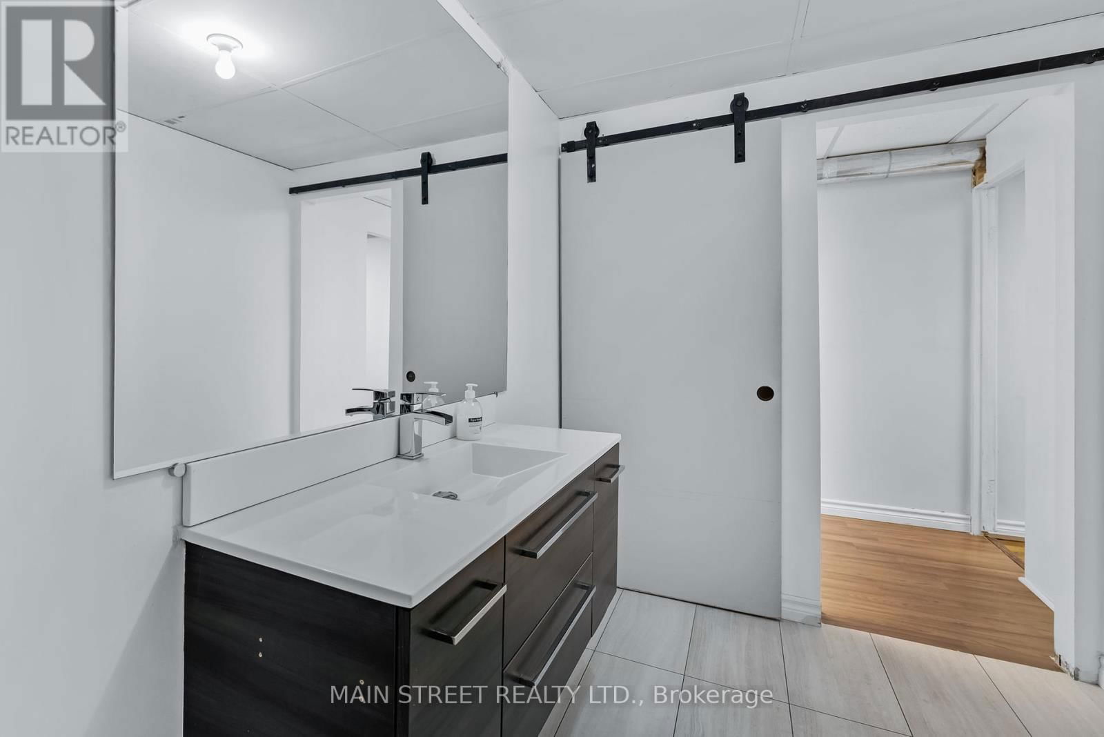 2495 QUEEN STREET EAST Image 22