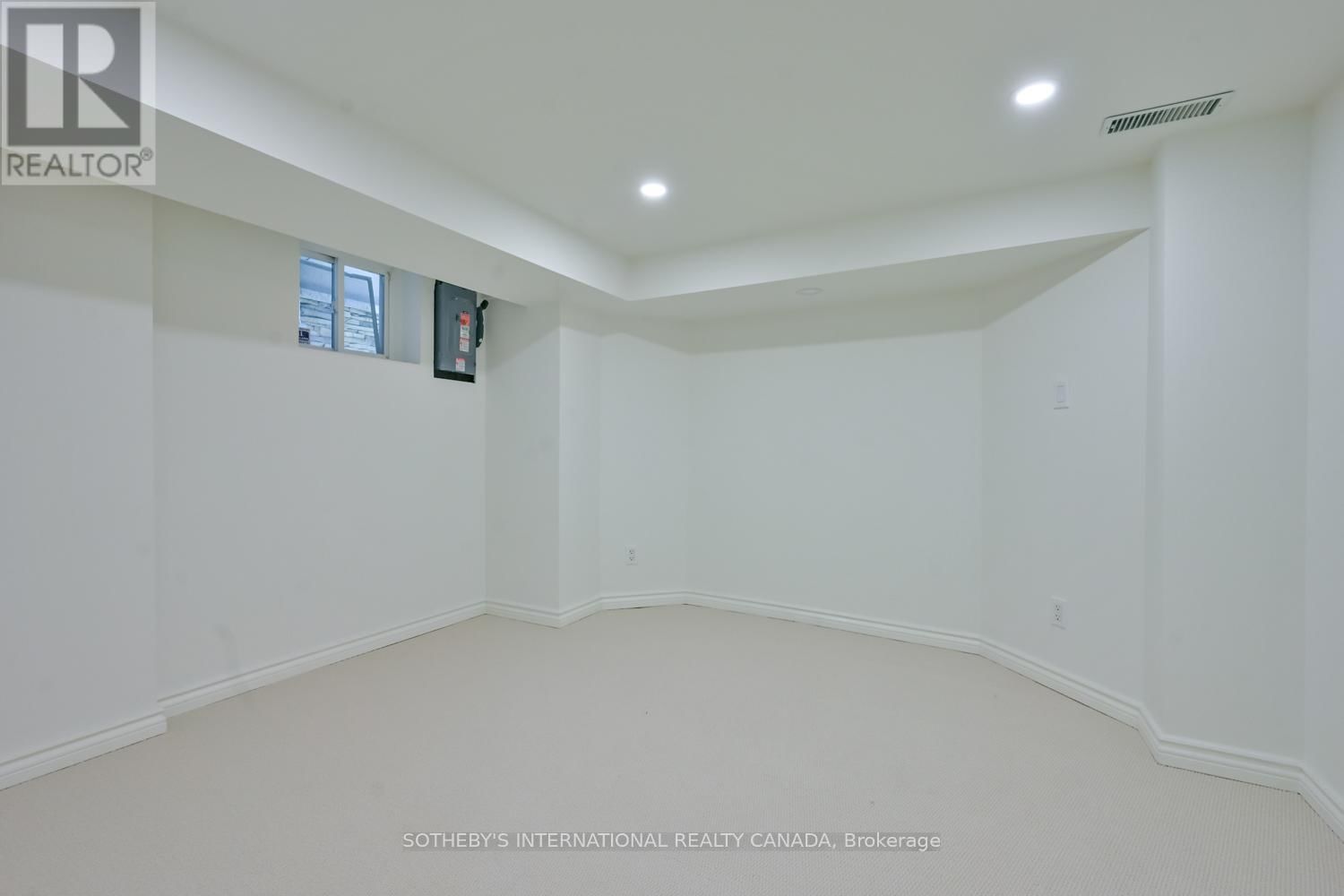 32 DAVIES CRESCENT Image 24
