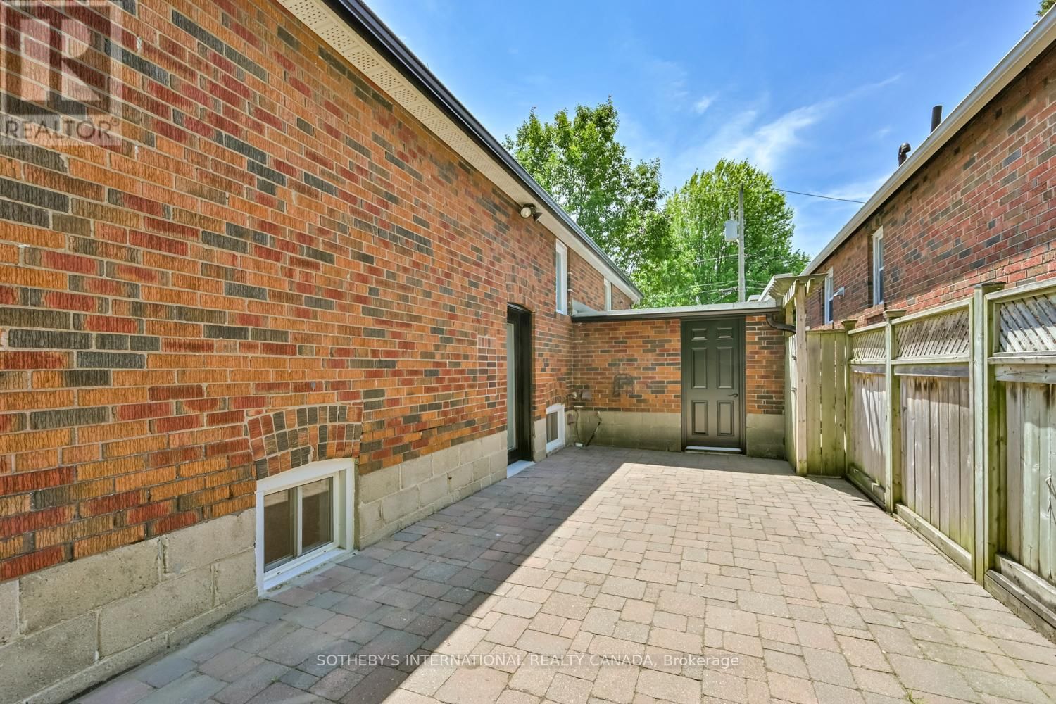 32 DAVIES CRESCENT Image 32
