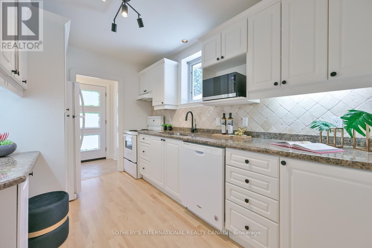 32 DAVIES CRESCENT Image 8