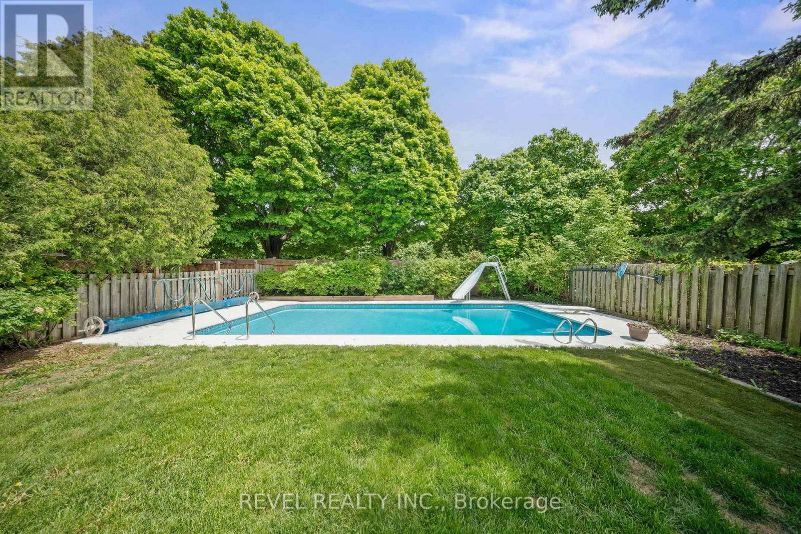 12 ROBINSON CRESCENT Image 17