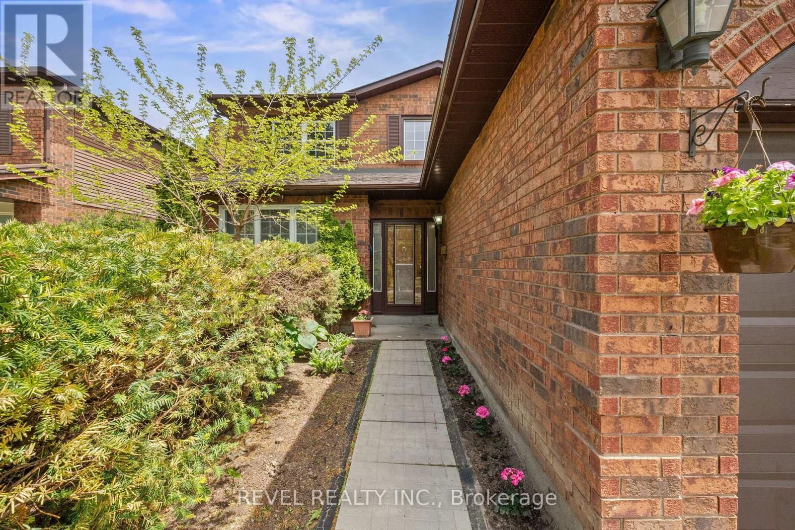 12 ROBINSON CRESCENT Image 3