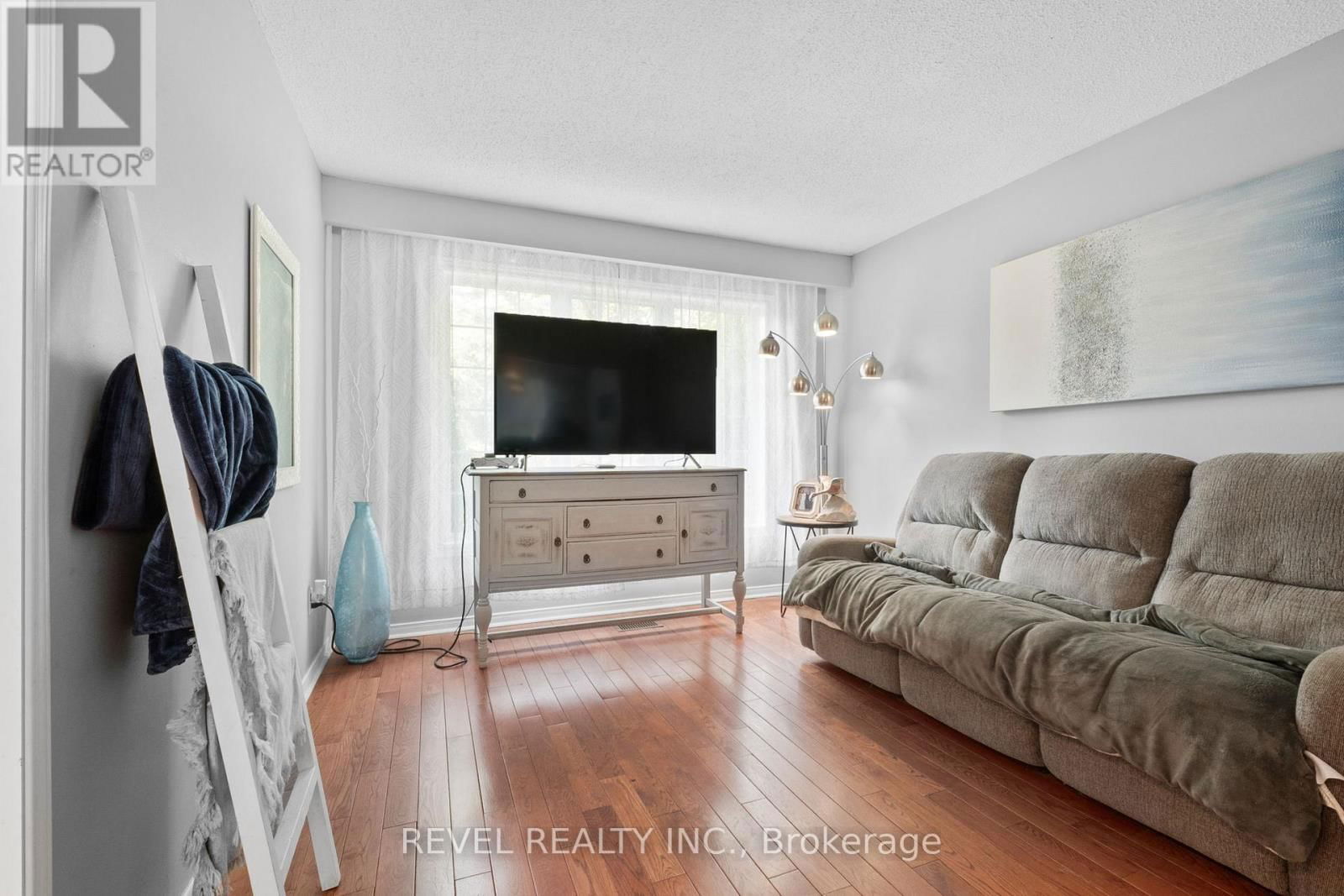 12 ROBINSON CRESCENT Image 6