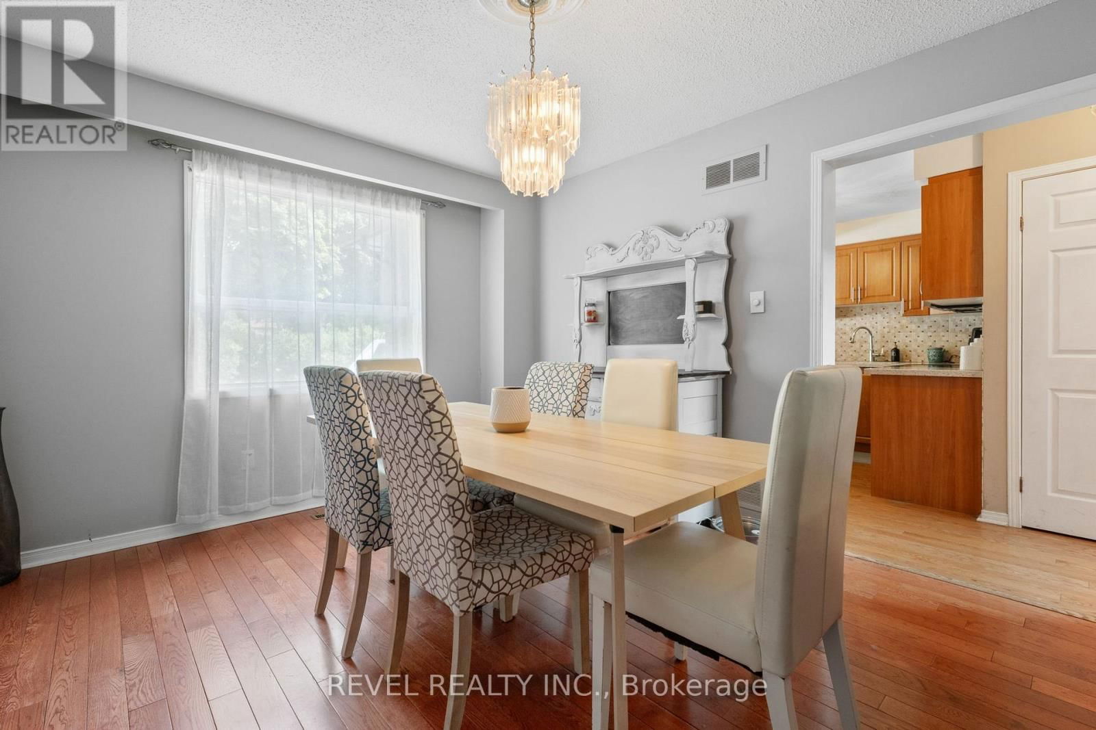 12 ROBINSON CRESCENT Image 9