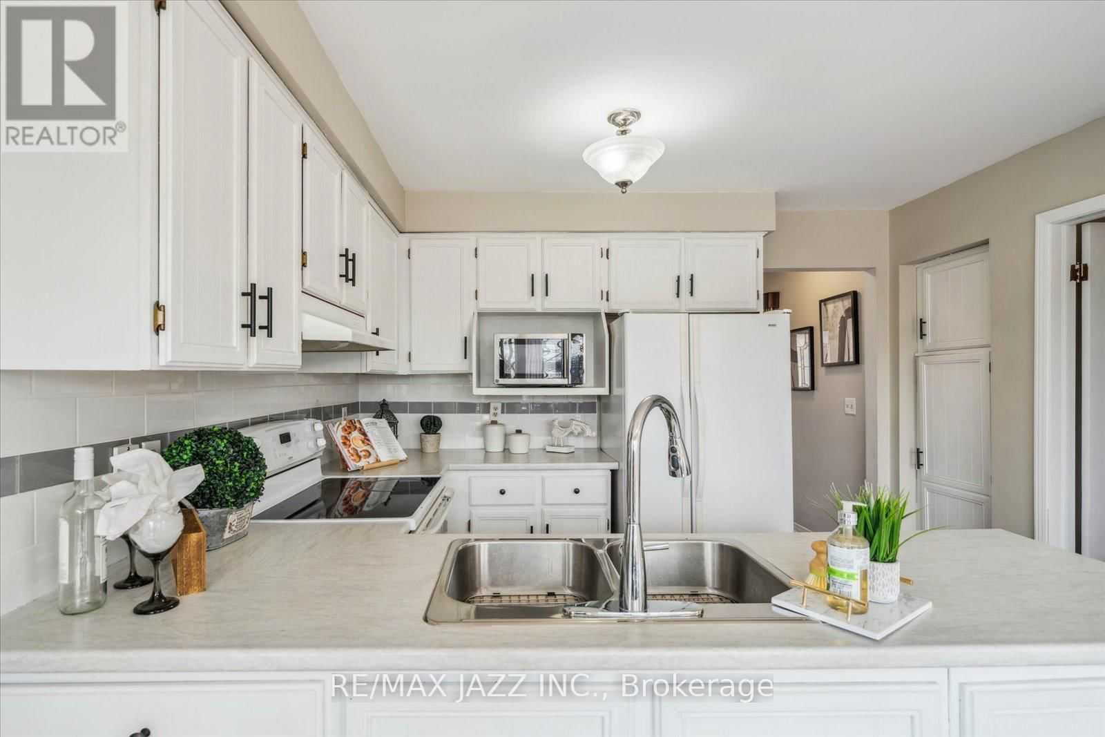 63 PINEDALE CRESCENT Image 15