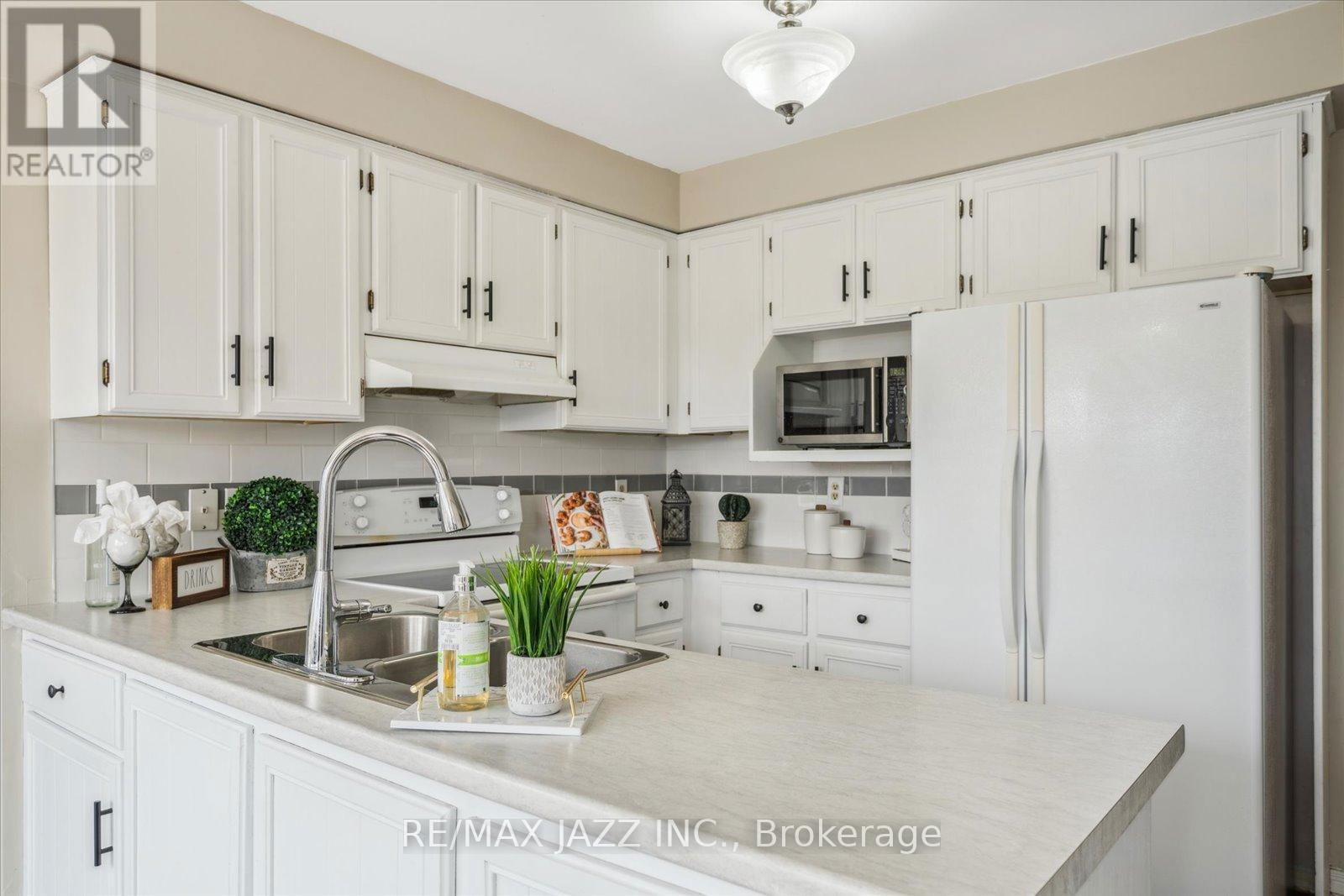 63 PINEDALE CRESCENT Image 16