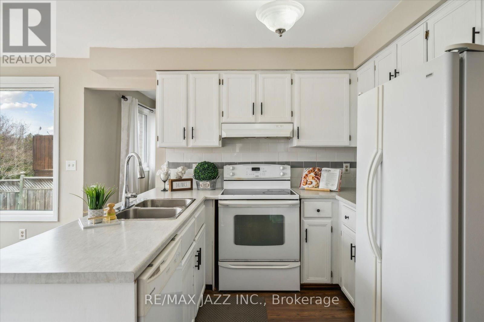 63 PINEDALE CRESCENT Image 17