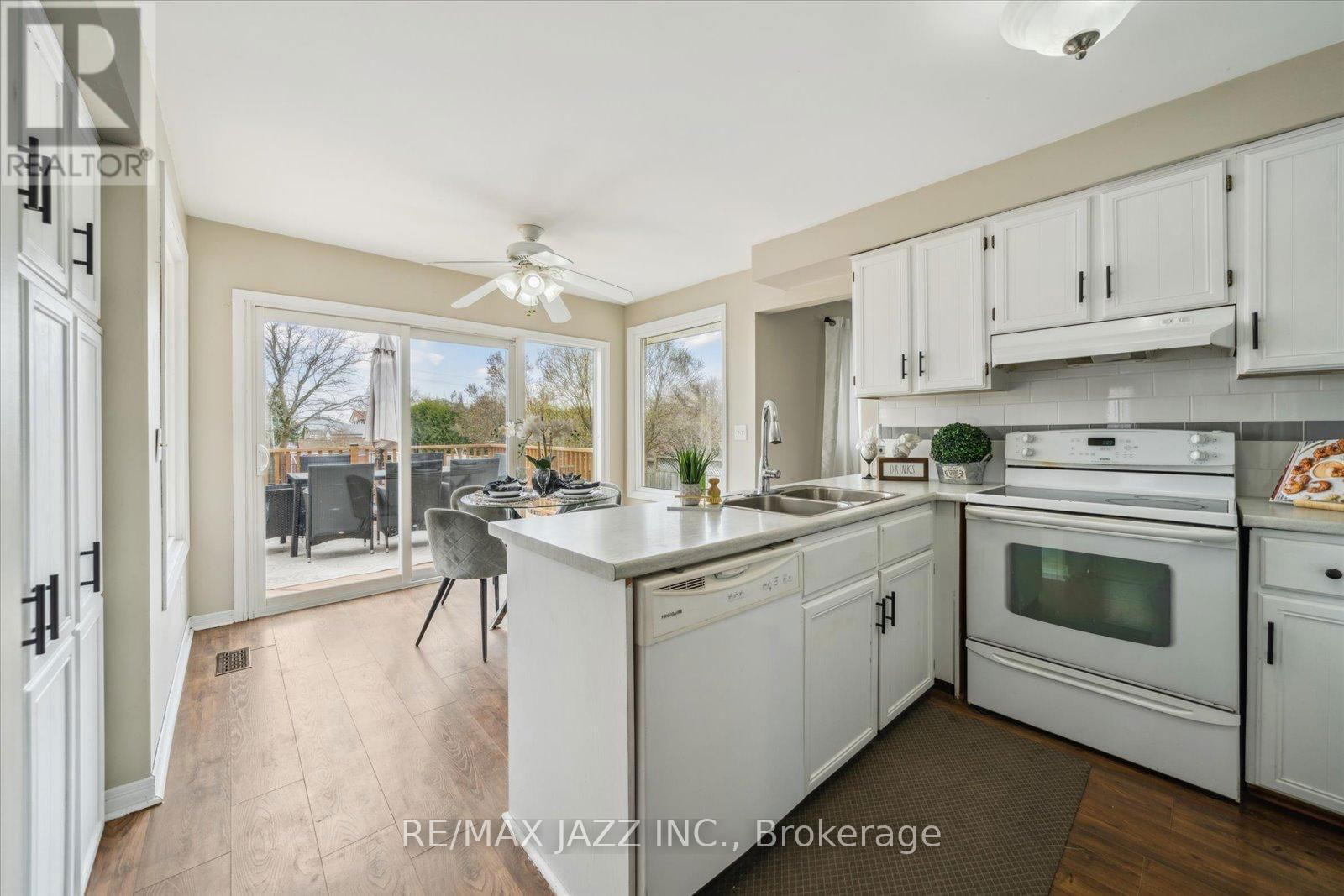 63 PINEDALE CRESCENT Image 18