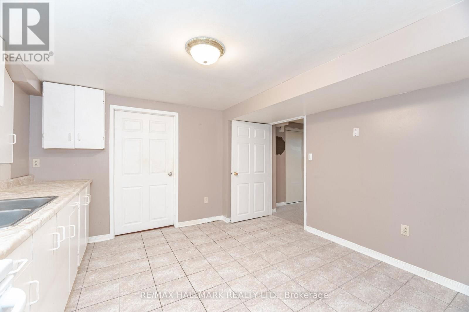 10 ILES STREET Image 42