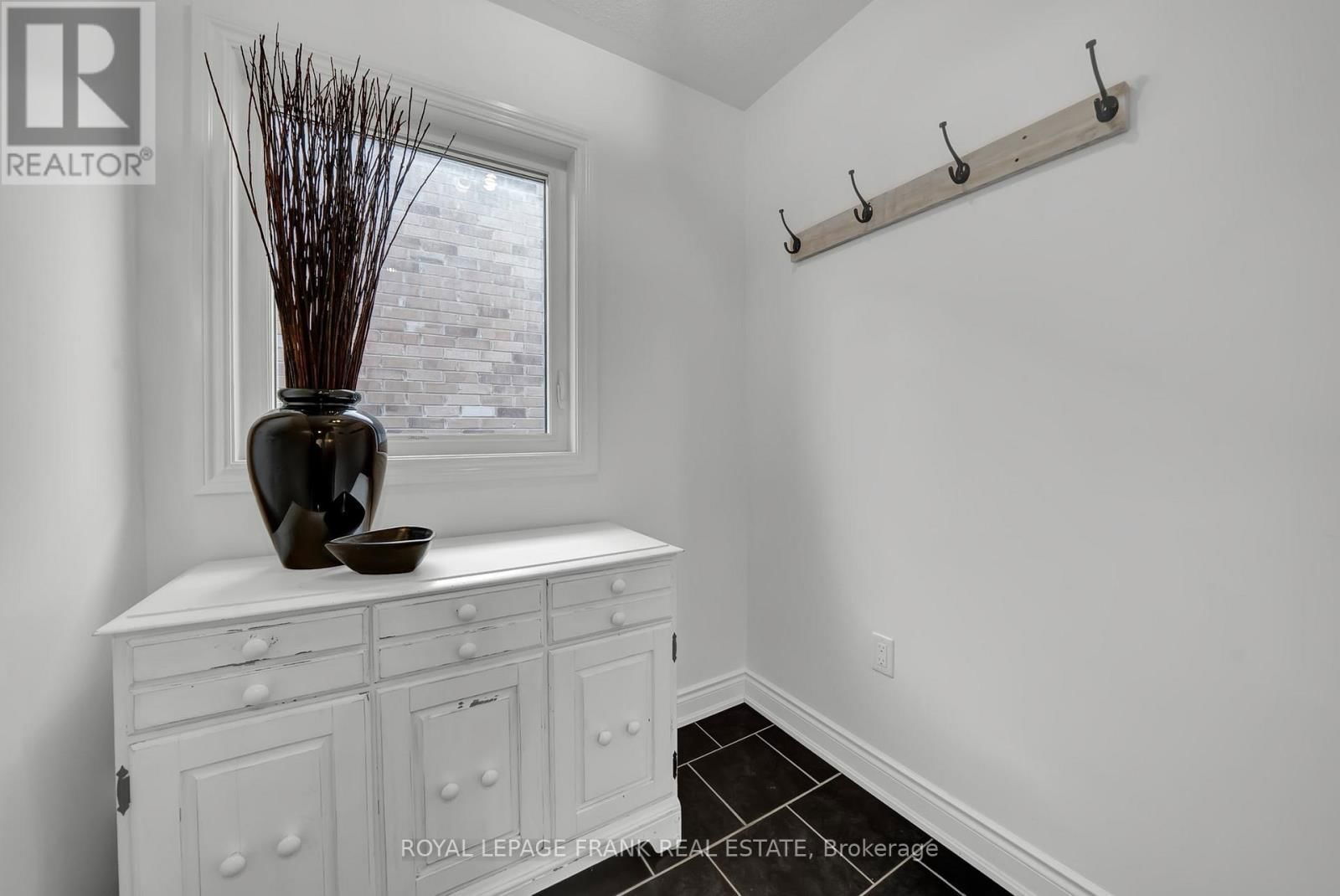 1540 DUNEDIN CRESCENT Image 24
