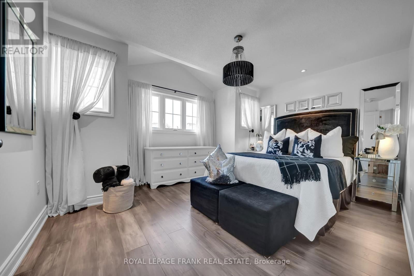 1540 DUNEDIN CRESCENT Image 33