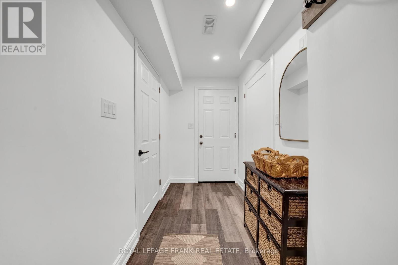 1540 DUNEDIN CRESCENT Image 37