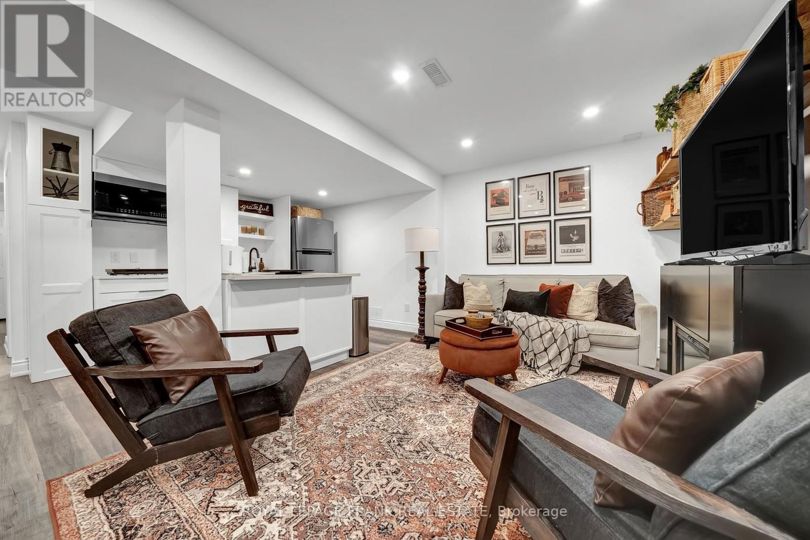 1540 DUNEDIN CRESCENT Image 42