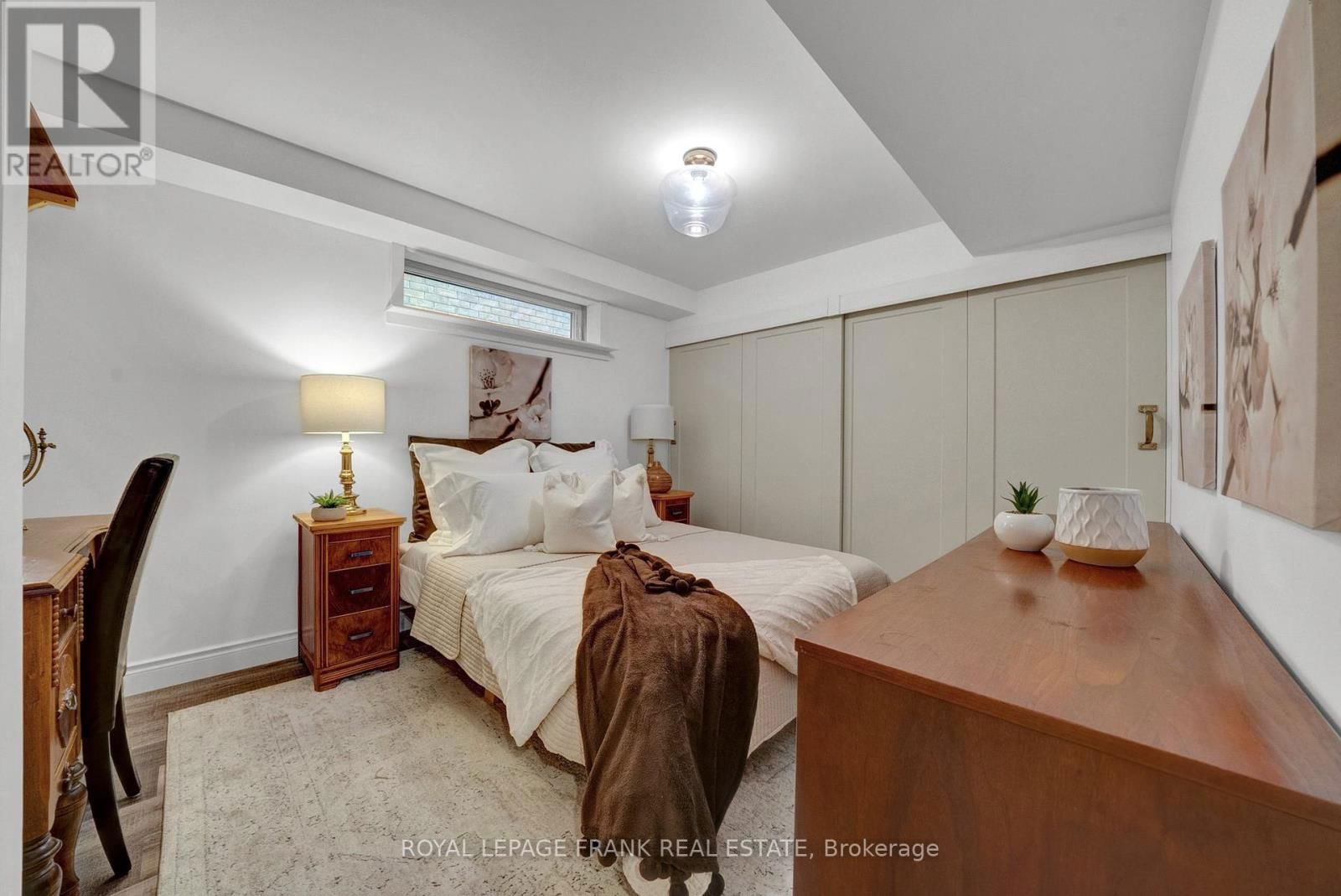 1540 DUNEDIN CRESCENT Image 44