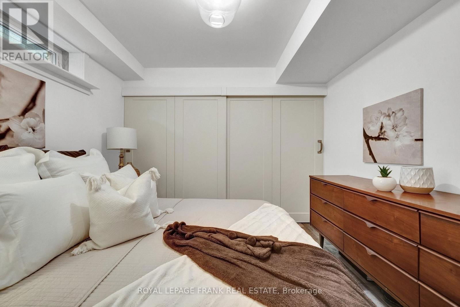 1540 DUNEDIN CRESCENT Image 45