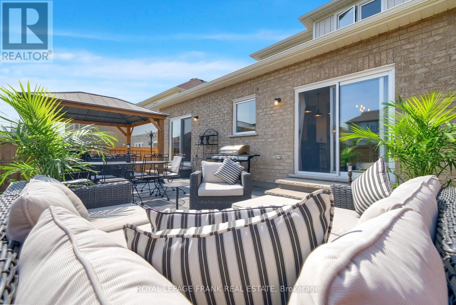 1540 DUNEDIN CRESCENT Image 49