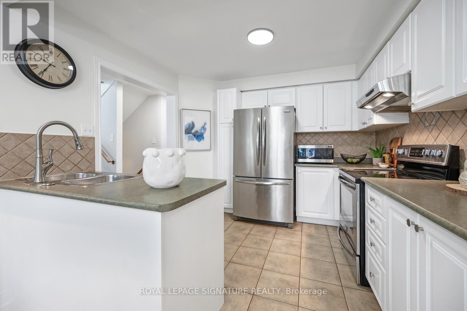 6 LUROSA CRESCENT Image 11