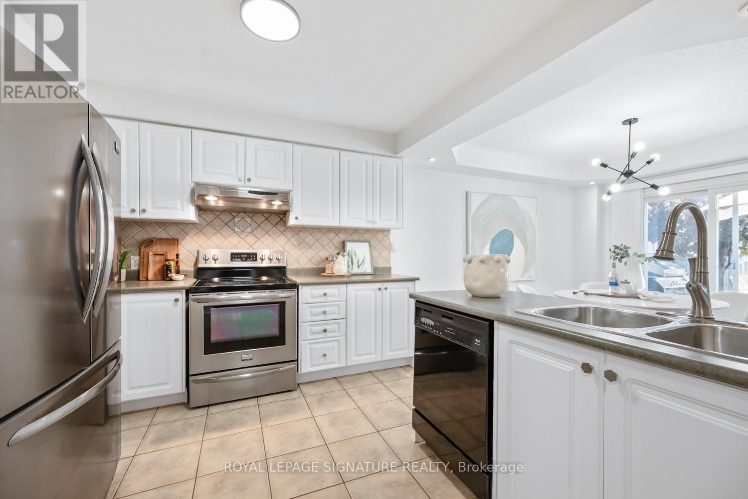 6 LUROSA CRESCENT Image 9