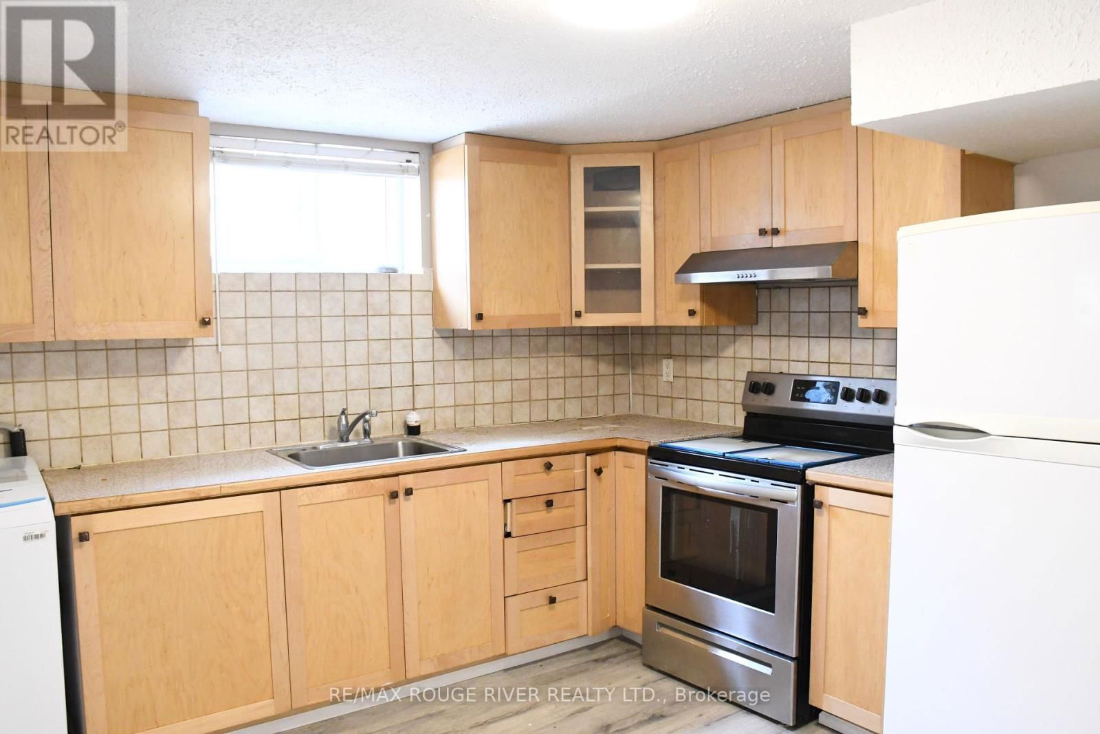 604 KENT STREET Image 32