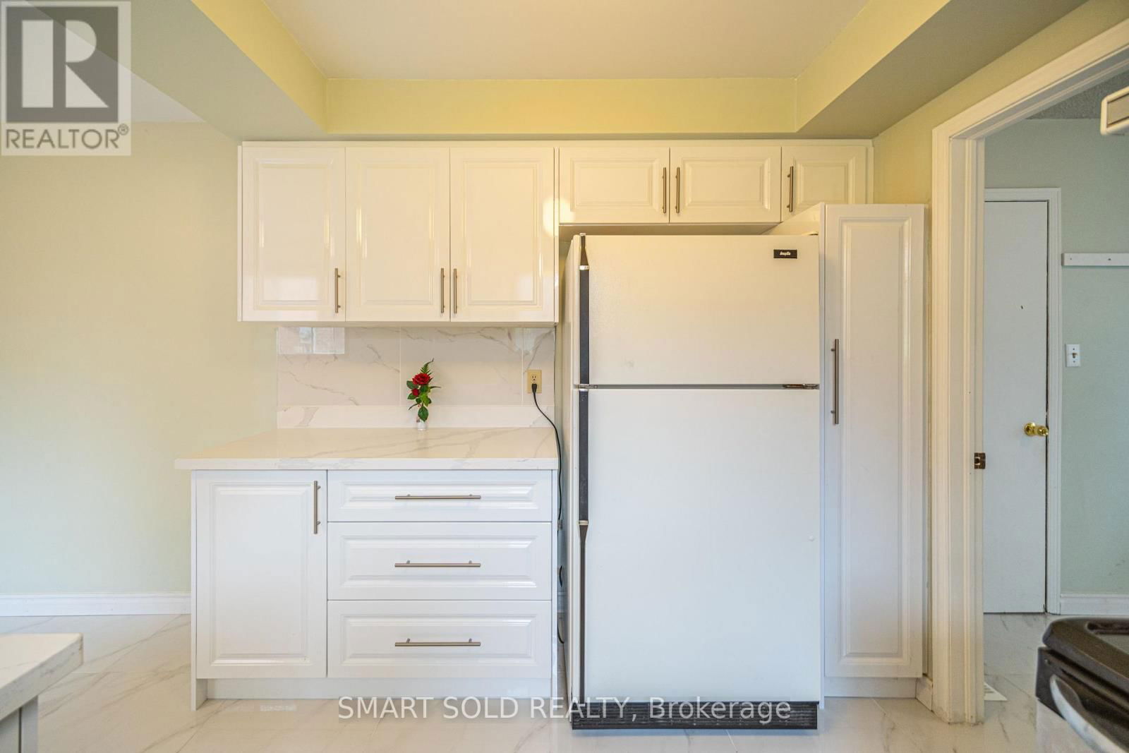 217 WAVERLY STREET NORTH Image 12