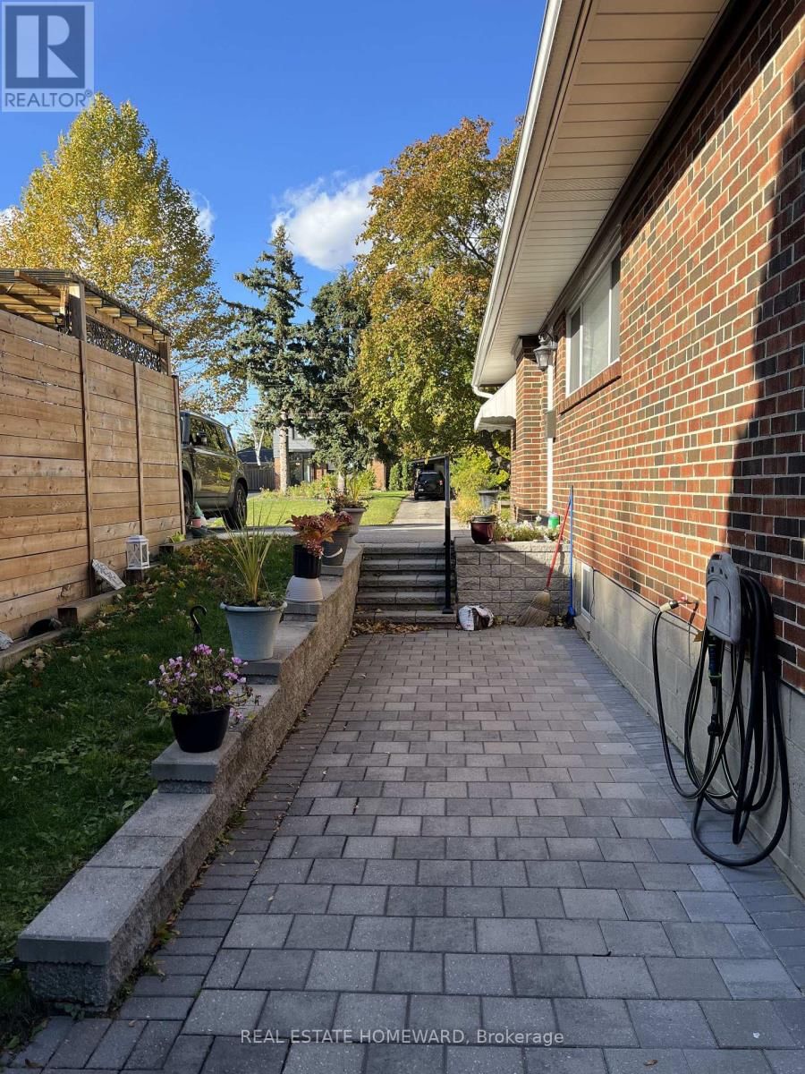 4 MOORECROFT CRESCENT Image 25