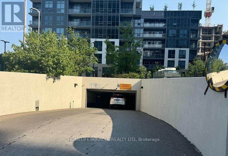 1610 - 20 MEADOWGLEN PLACE Image 27