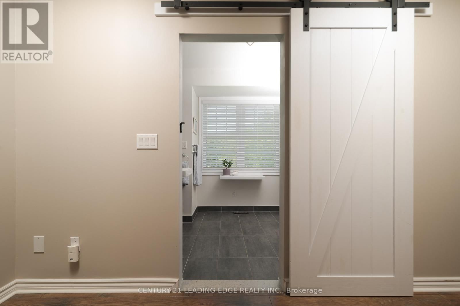 5048 WILLIAM STREET Image 30