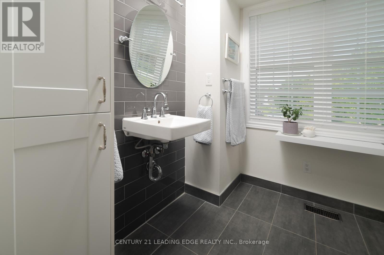 5048 WILLIAM STREET Image 32