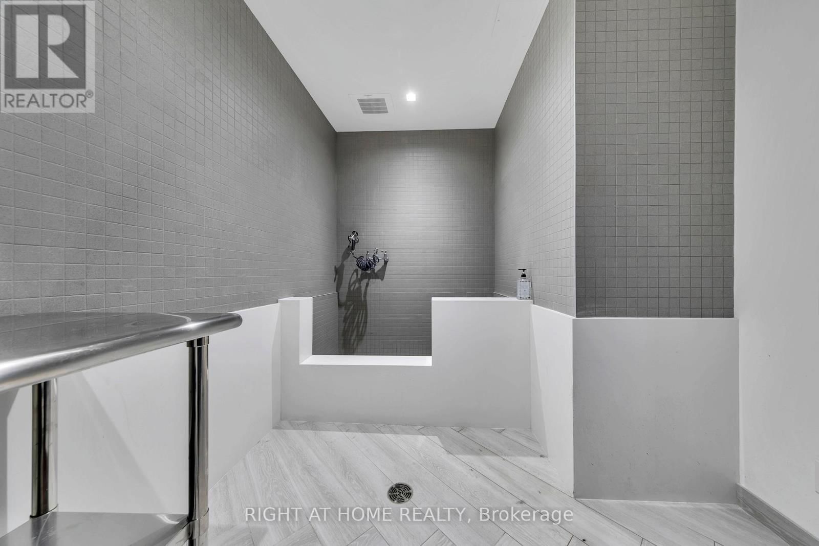 403 - 1285 QUEEN STREET EAST Image 22