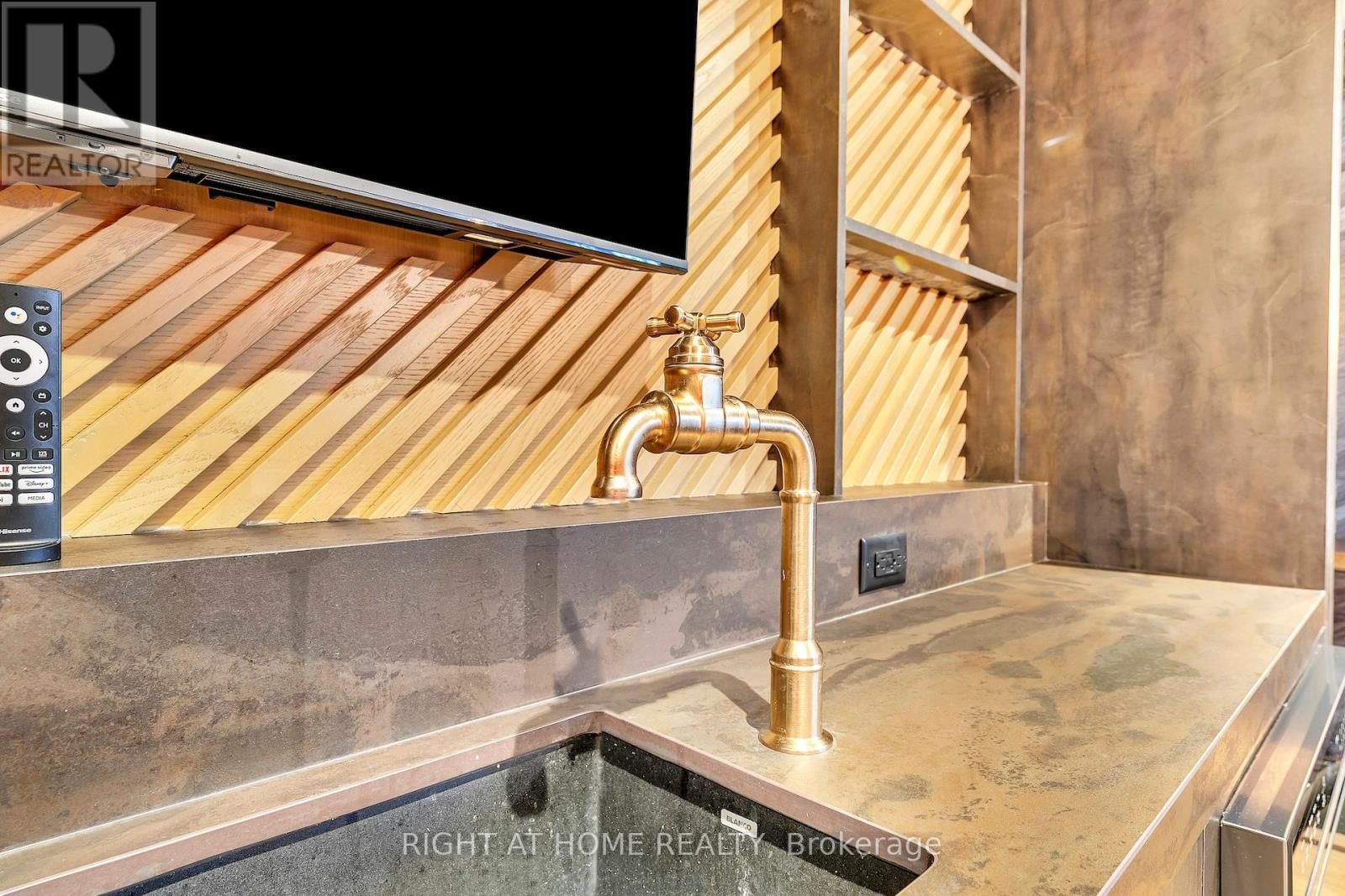 403 - 1285 QUEEN STREET EAST Image 7