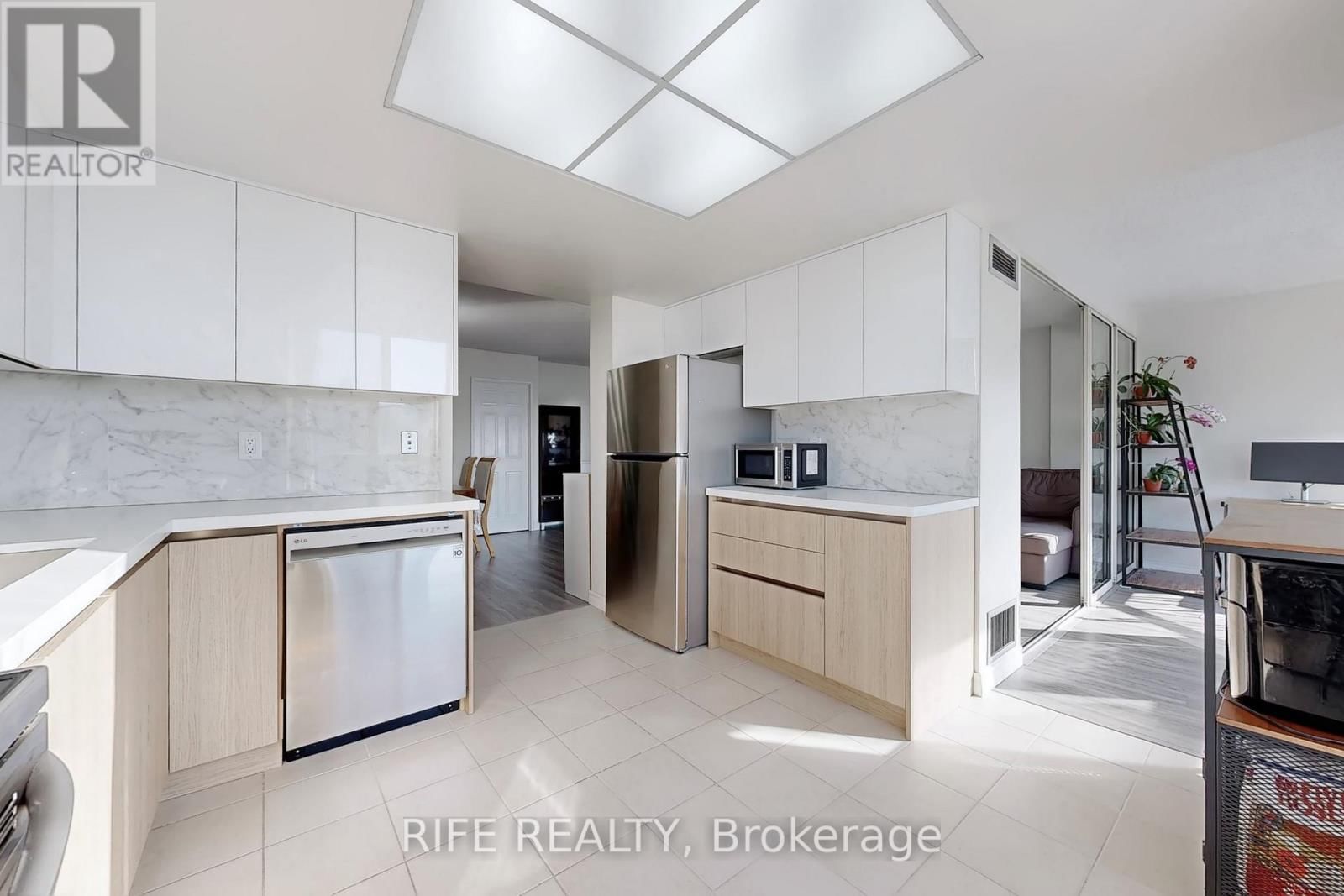 1708 - 275 BAMBURGH CIRCLE Image 15