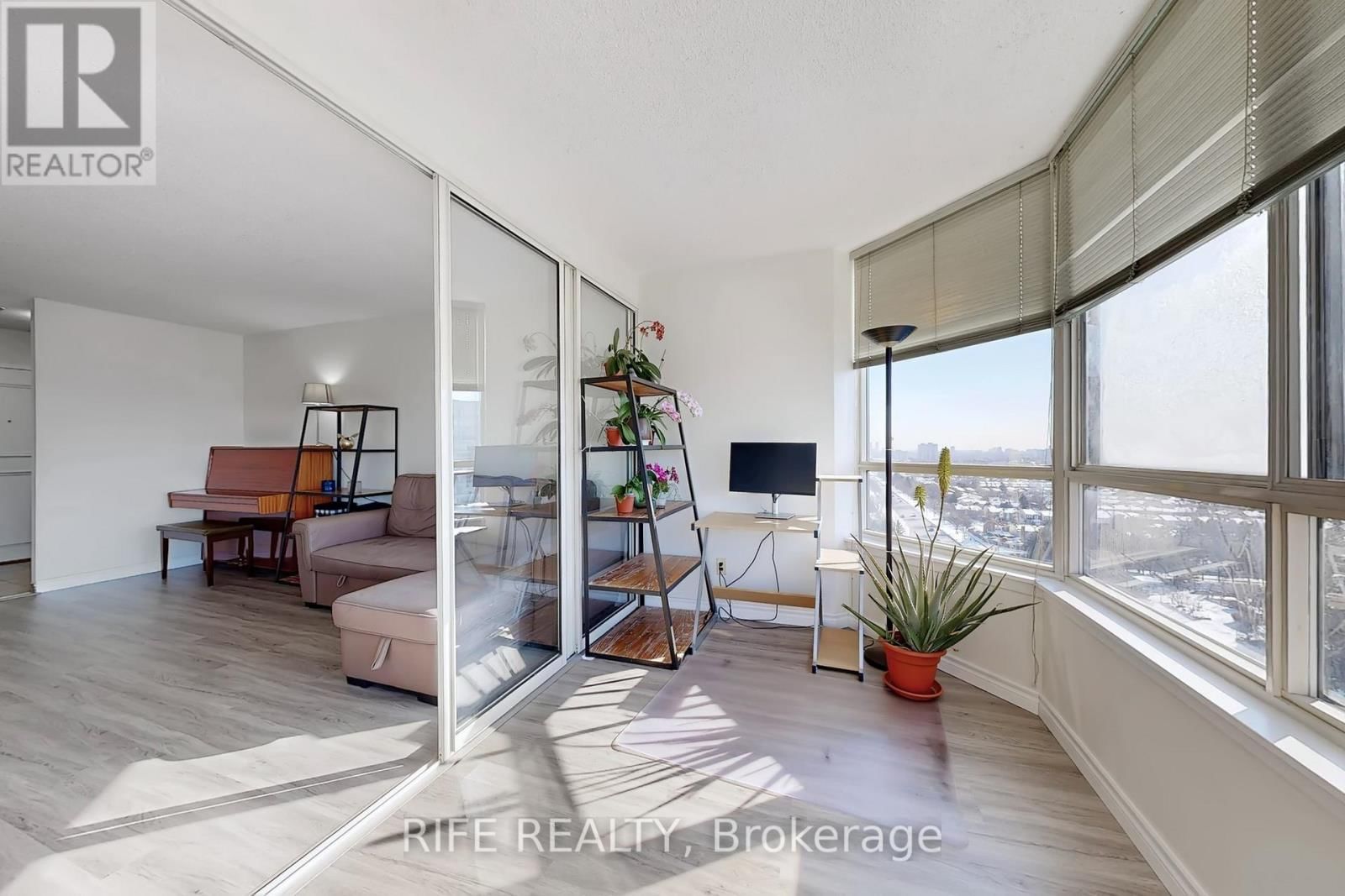 1708 - 275 BAMBURGH CIRCLE Image 20