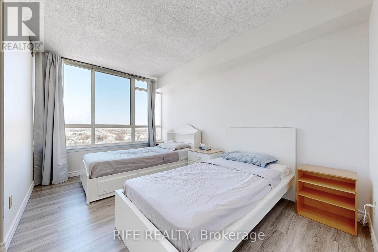 1708 - 275 BAMBURGH CIRCLE Image 27