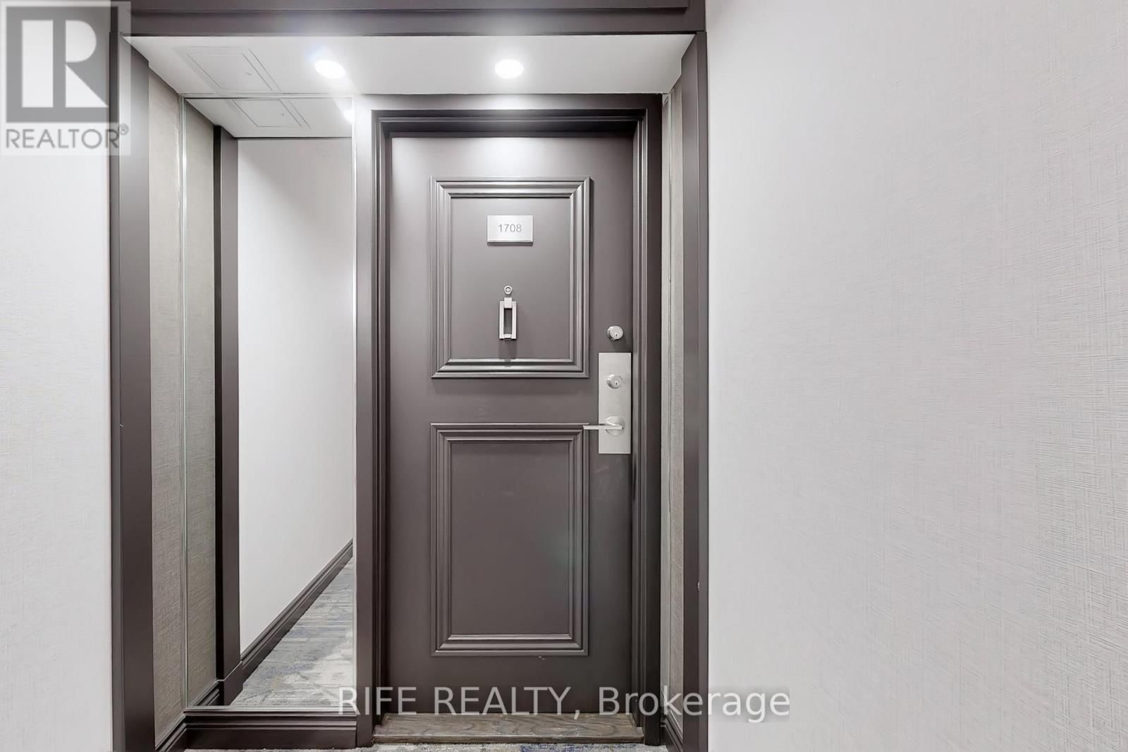 1708 - 275 BAMBURGH CIRCLE Image 32