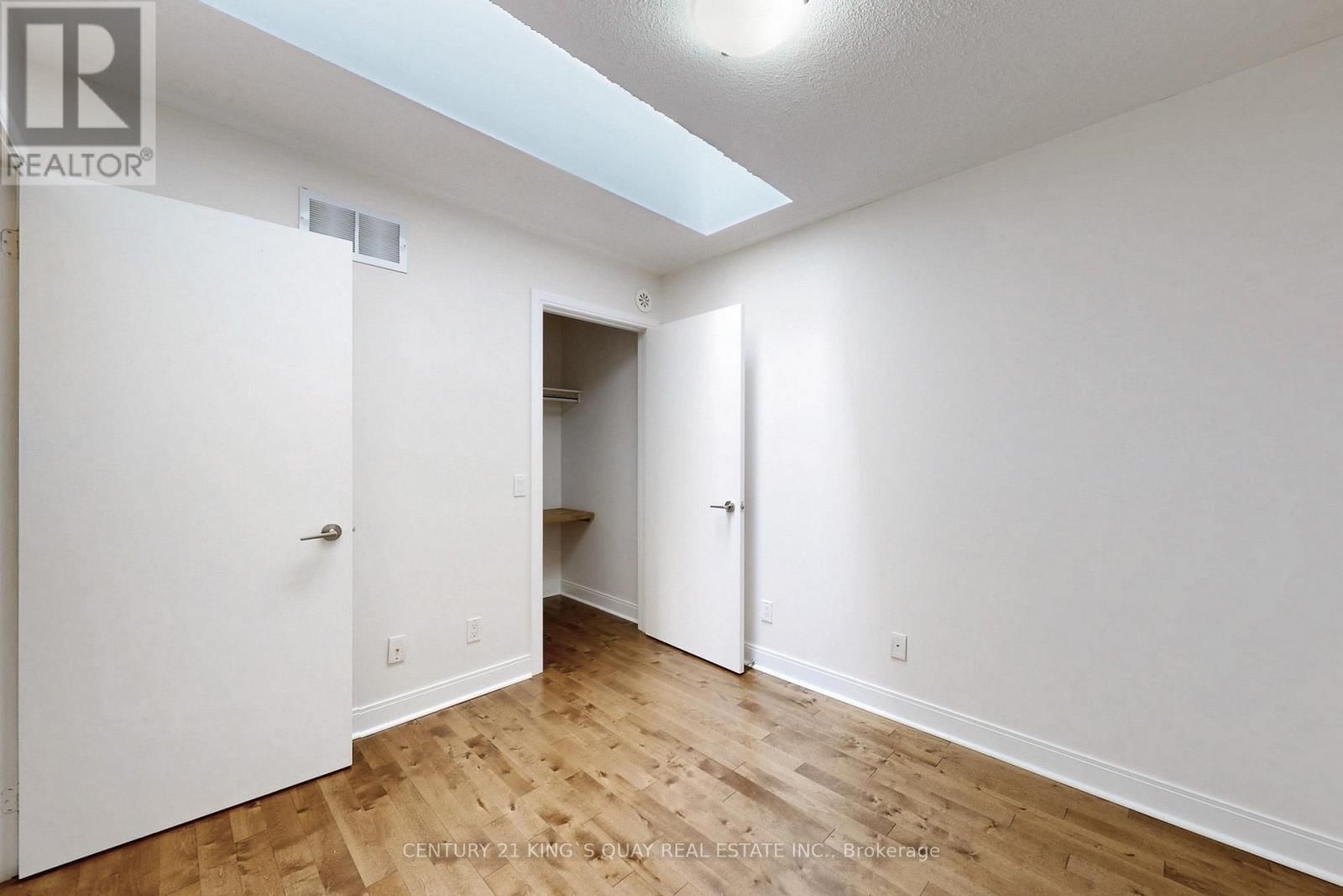 50 - 315 VILLAGE GREEN SQUARE Image 28