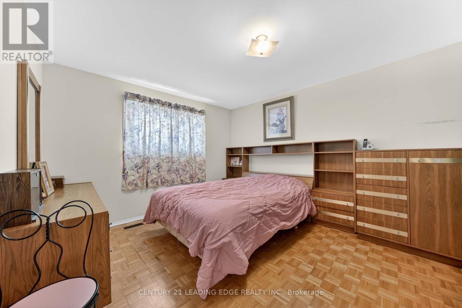 36 LAWNMERE CRESCENT Image 23