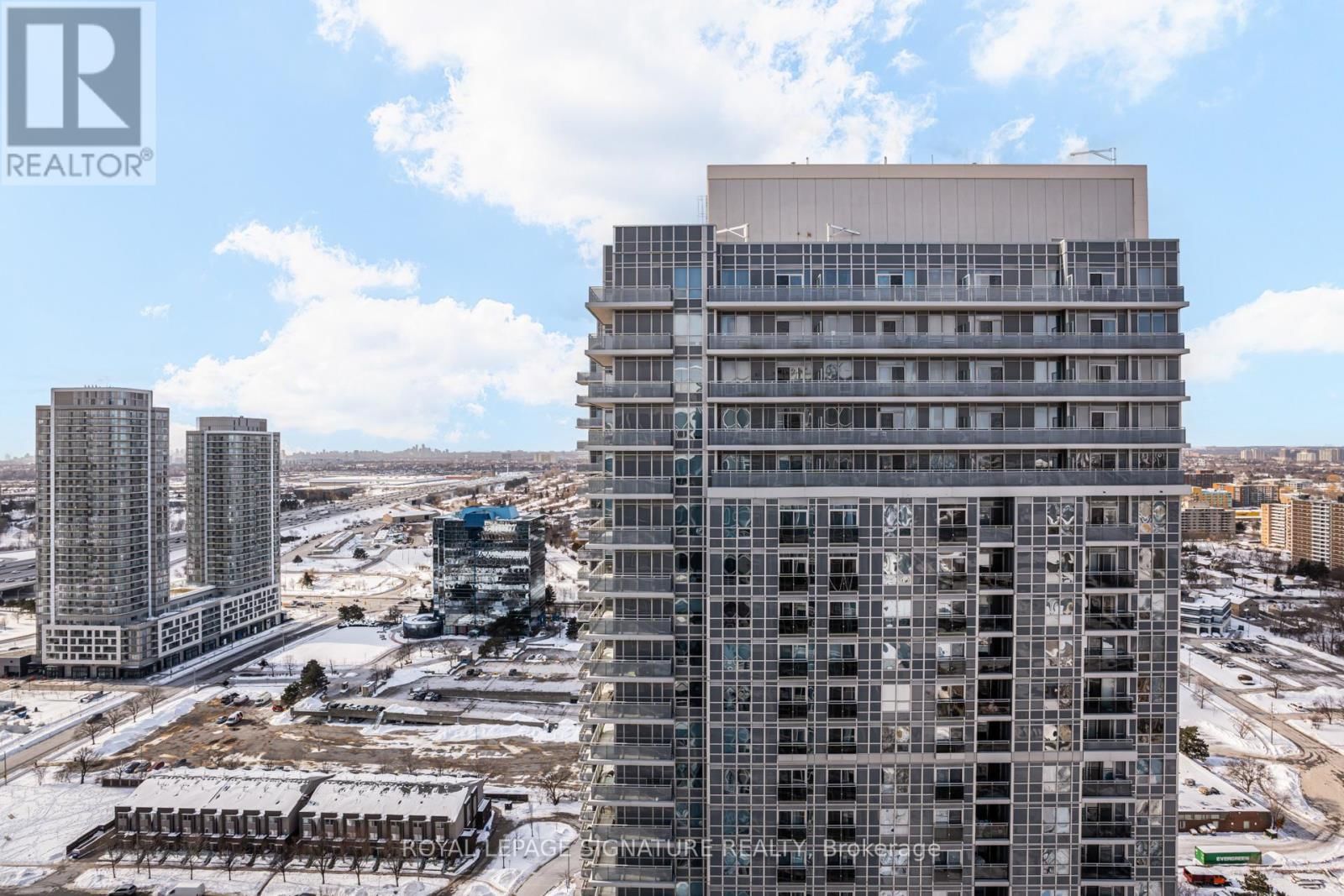 PH05 - 225 VILLAGE GREEN SQUARE Image 11