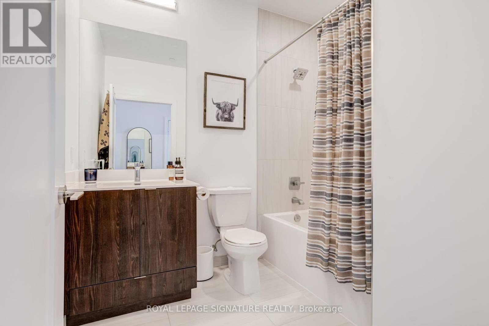 PH05 - 225 VILLAGE GREEN SQUARE Image 16