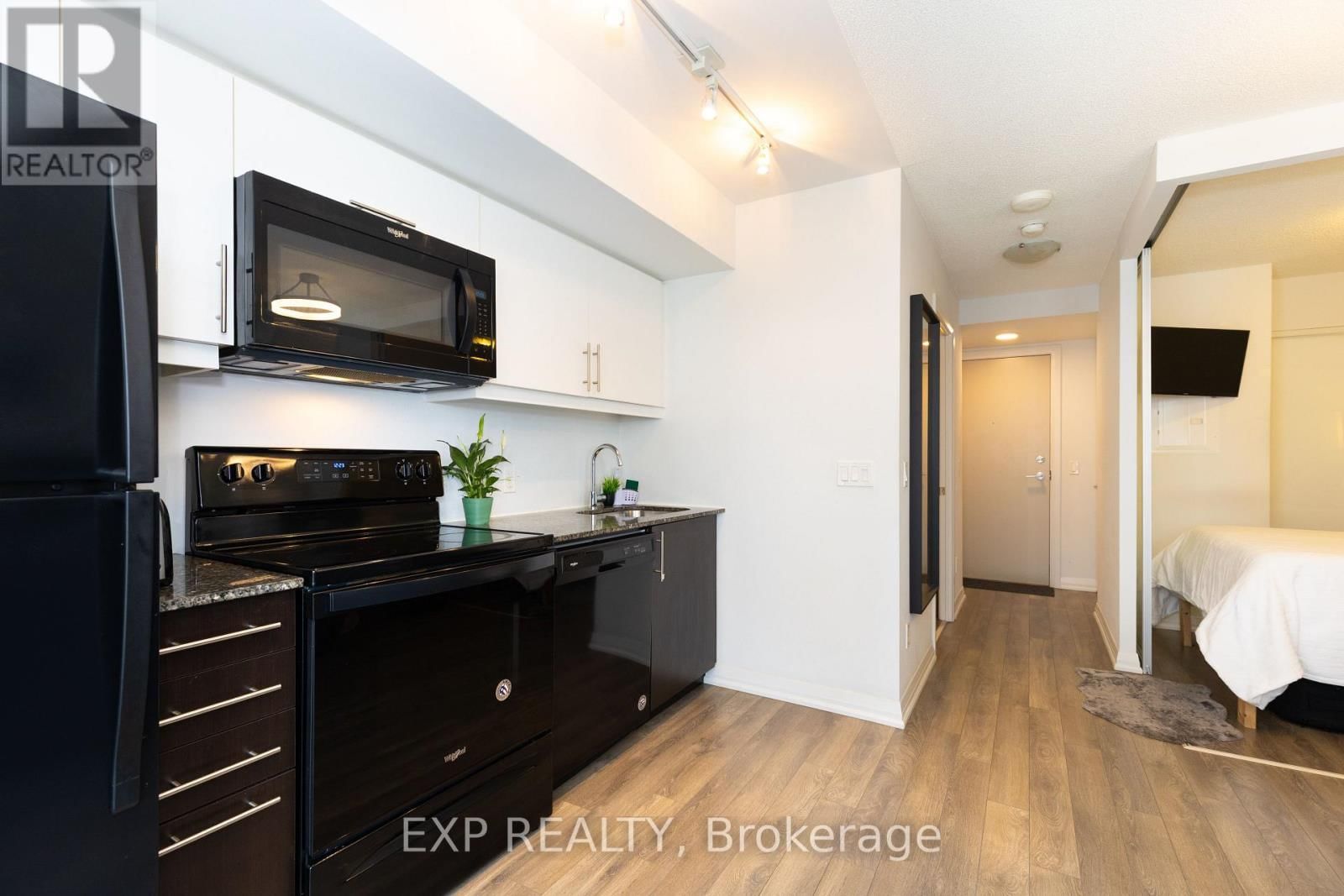 707 - 30 MEADOWGLEN PLACE WEST Image 8