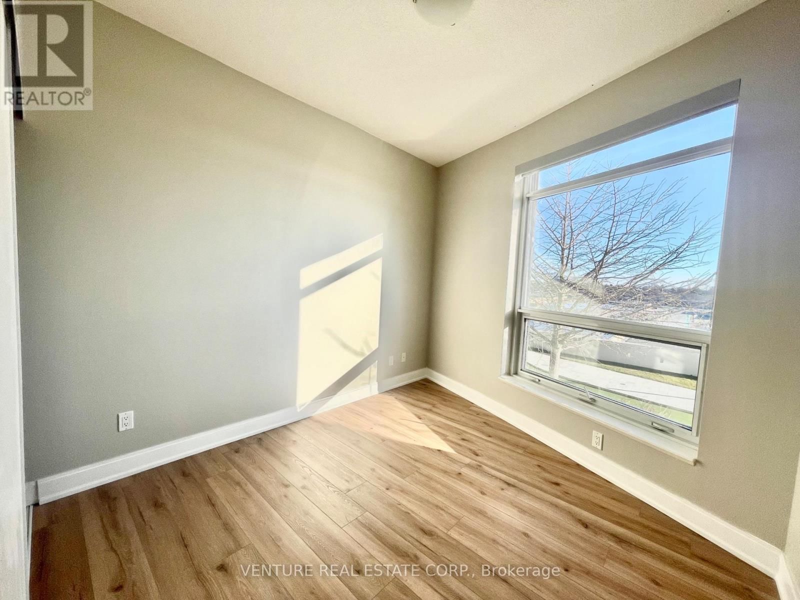 617 - 135 VILLAGE GREEN SQUARE Image 18