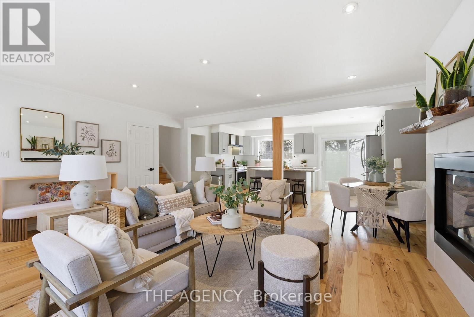 118 APPLEWOOD CRESCENT Image 11