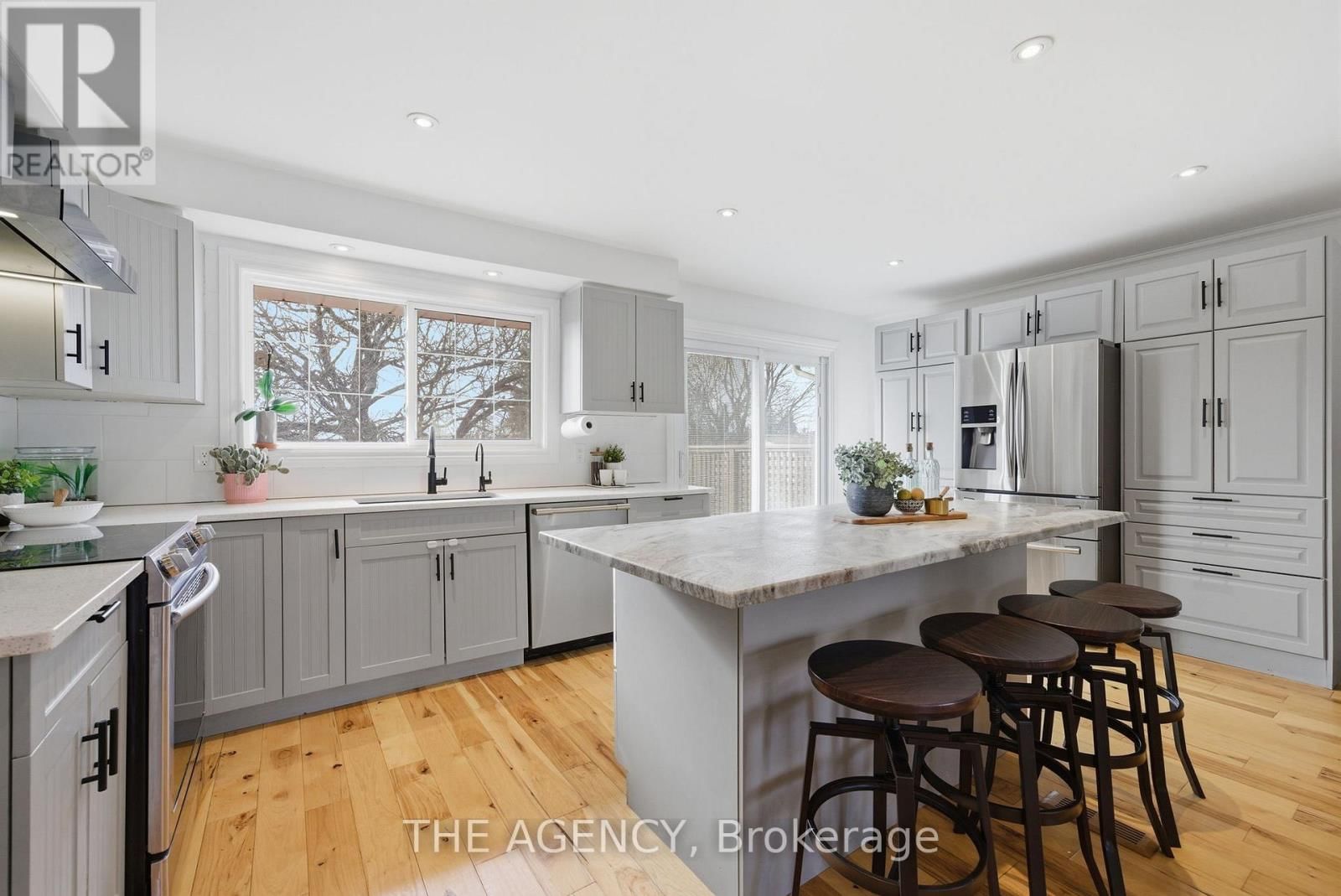 118 APPLEWOOD CRESCENT Image 13