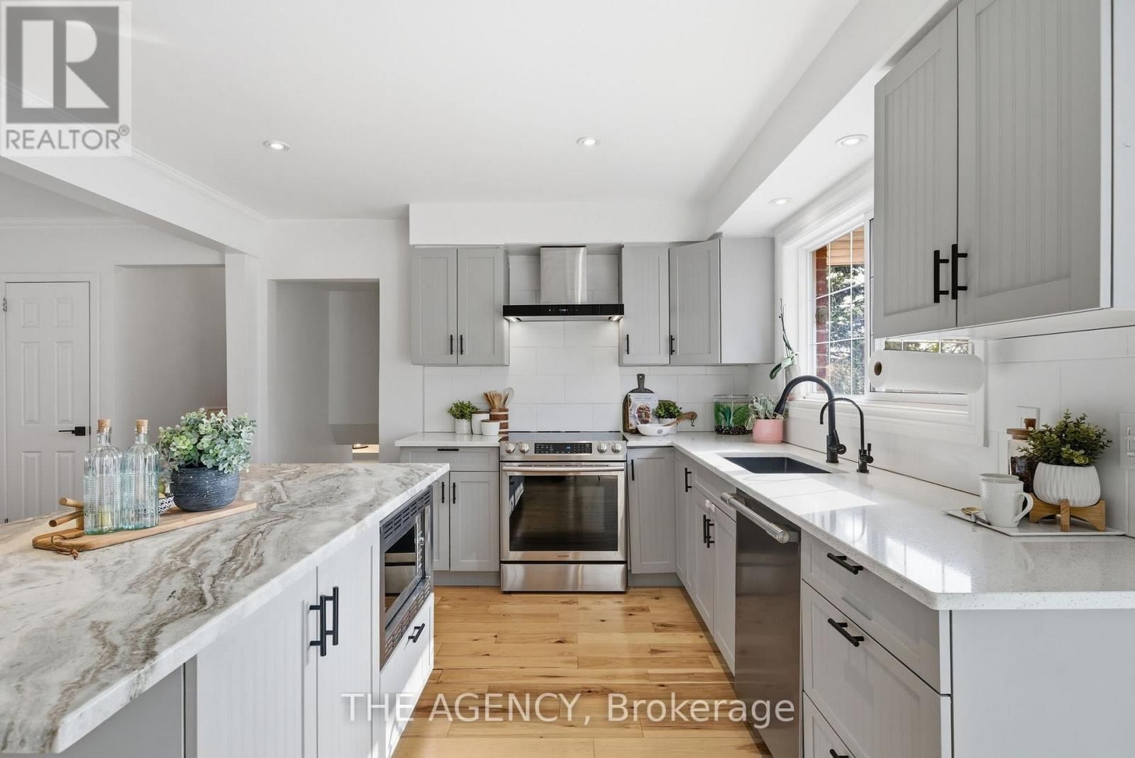 118 APPLEWOOD CRESCENT Image 15