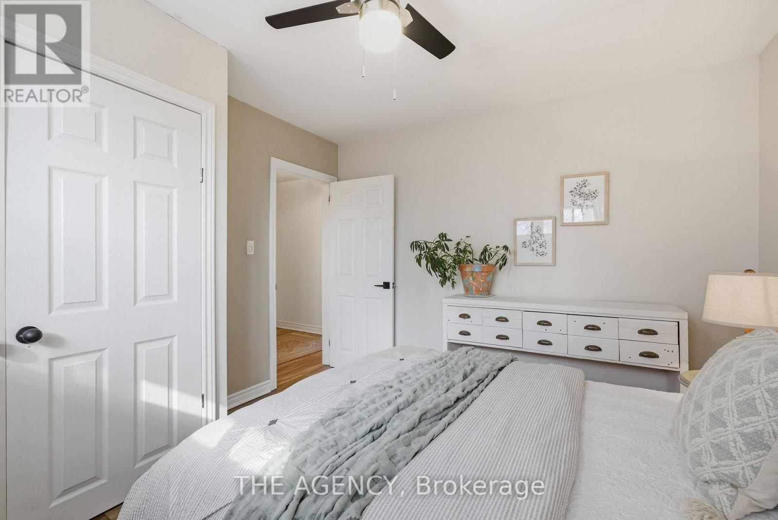 118 APPLEWOOD CRESCENT Image 19