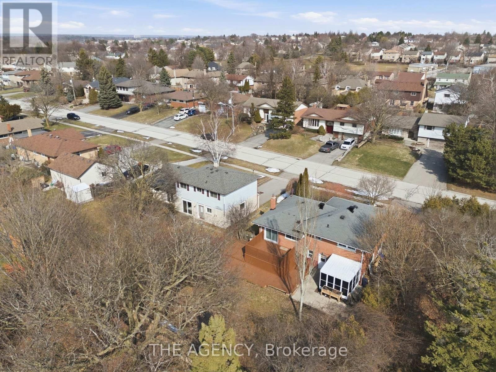 118 APPLEWOOD CRESCENT Image 33