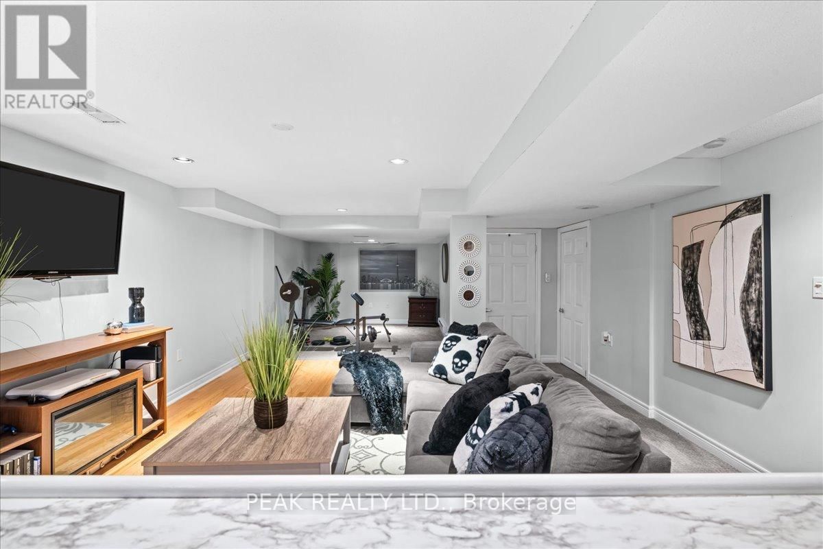 80 FRY CRESCENT Image 32